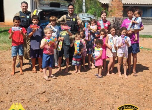 Polícia Militar de Mato Rico distribui brinquedos e leva alegria às crianças.