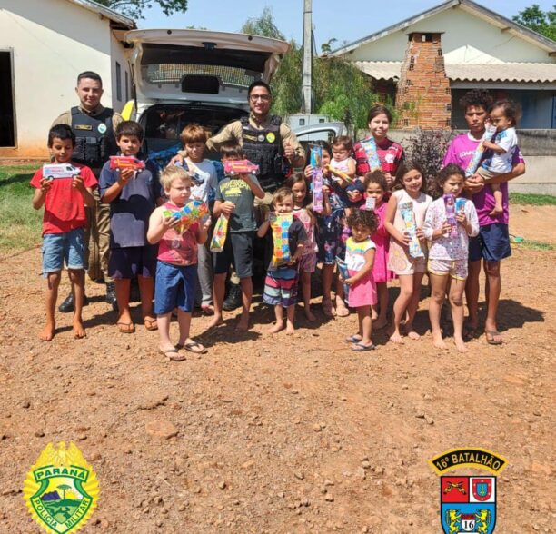 Polícia Militar de Mato Rico distribui brinquedos e leva alegria às crianças.