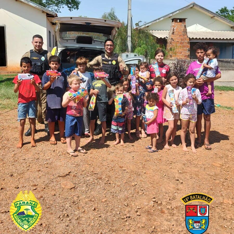 Polícia Militar de Mato Rico distribui brinquedos e leva alegria às crianças.